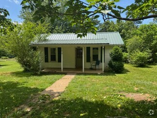 Building Photo - 2 Bedroom Bungalow w/ Large Yard