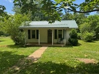 Building Photo - 2 Bedroom Bungalow w/ Large Yard