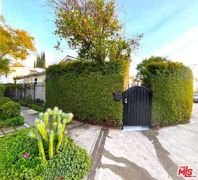 Building Photo - 958 N Vista St