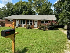 Building Photo - 907 Elwood Dr