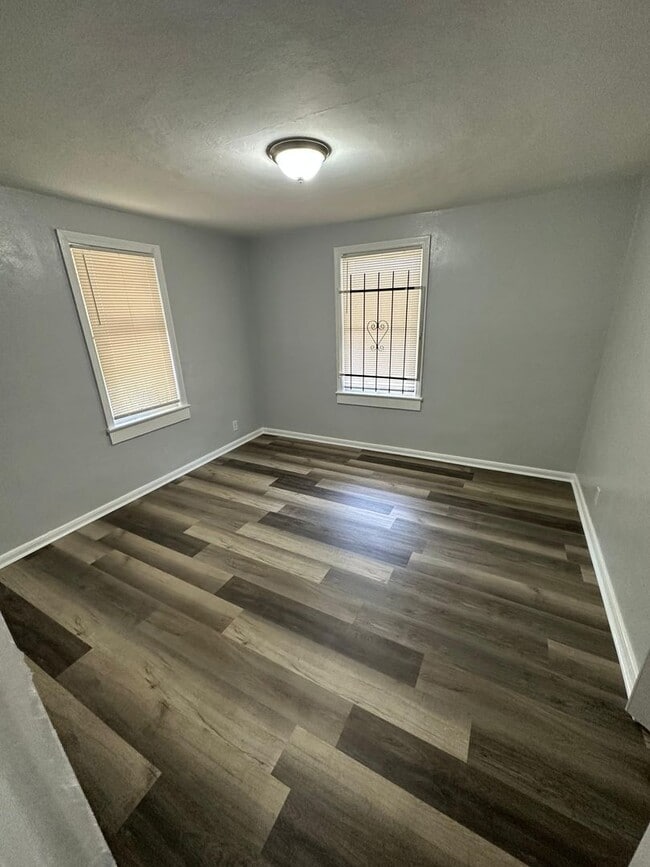 Building Photo - Fully renovated 2/1 single family residenc...