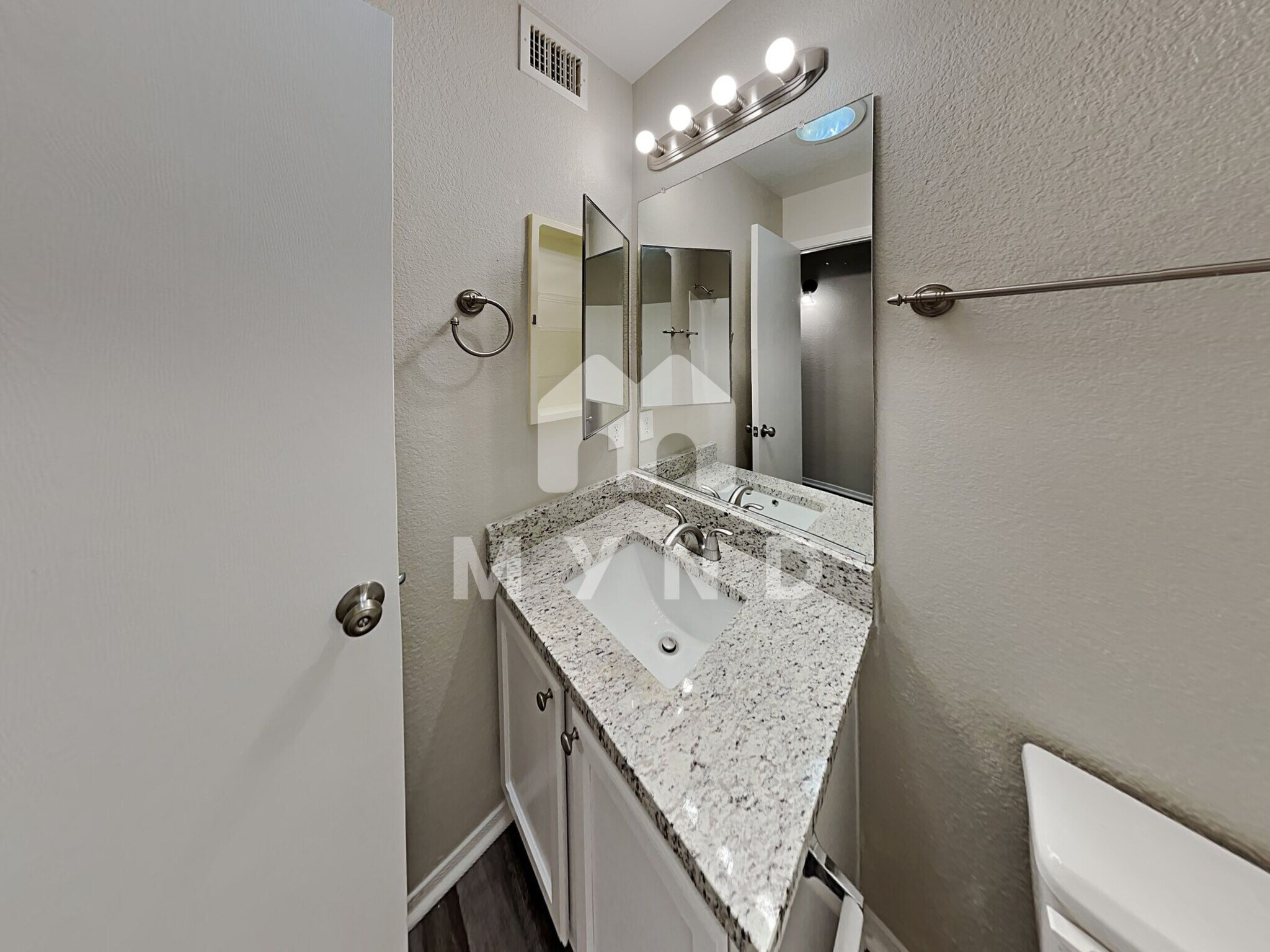 Building Photo - 8027 W Laurel Ln