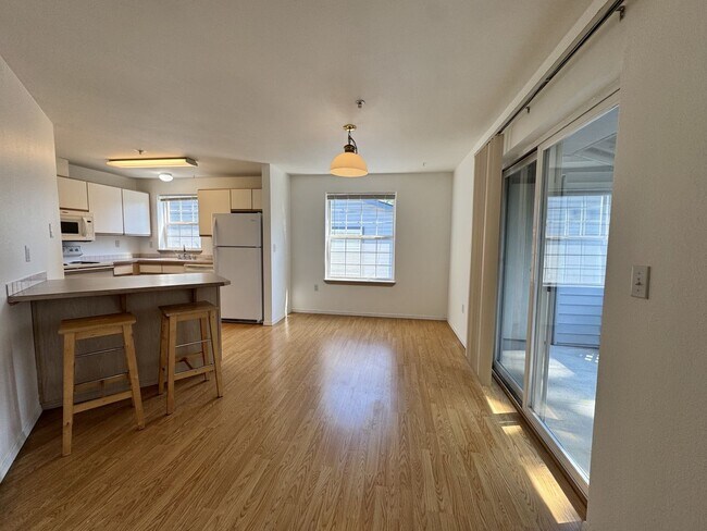 Building Photo - Spacious 3 bed 1.75 bath top floor unit in Des Moines