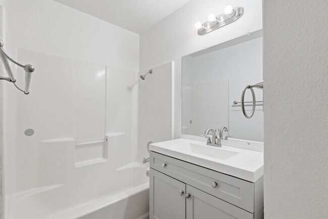 Building Photo - 817 Quail Ln