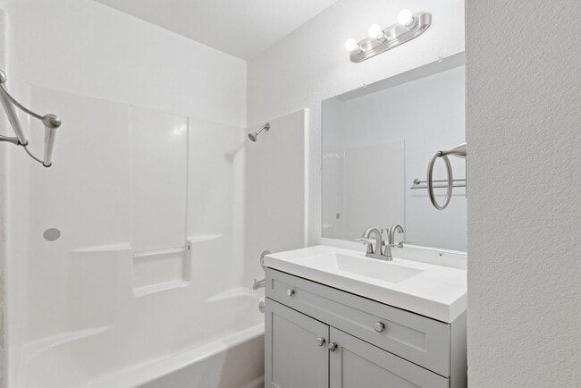 Building Photo - Renovated 3-Bedroom Home with 2-Car Garage in Quailwood