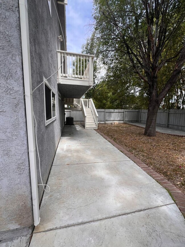 Building Photo - Newbury Park - Three bedroom, bonus room (could be 4th bedroom, 2.5 bathrooms