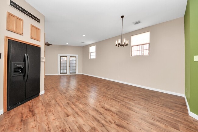 Building Photo - 832 W 27th St