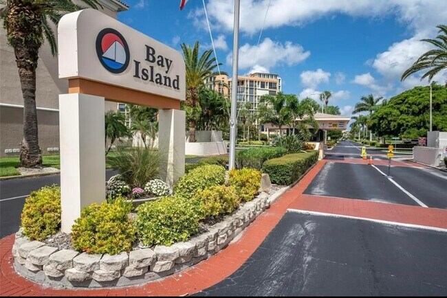Building Photo - 7300 Sun Island Dr S