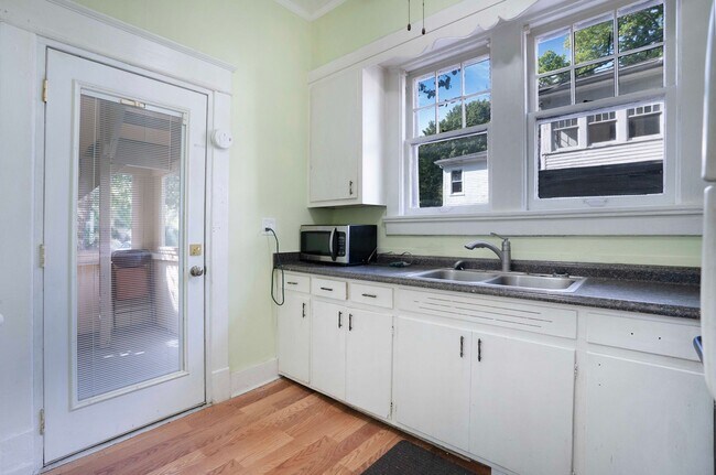 Building Photo - Charming Historic 2BR Apartment with Garag...