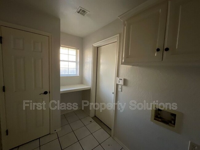Building Photo - 2206 Barton St