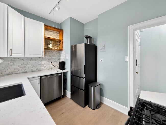 Building Photo - 122 W 39th St
