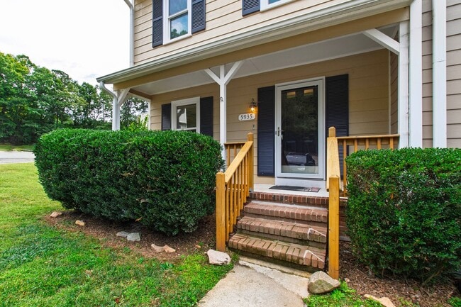 Building Photo - Rare Find: Updated and Modern End-Unit Tow...