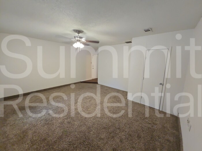 Building Photo - 1607 Parkwood Dr