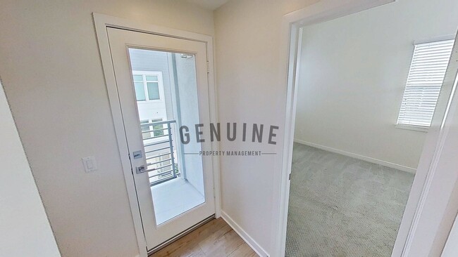Building Photo - 3Bd 2.5Ba Townhouse w/Rooftop Deck
