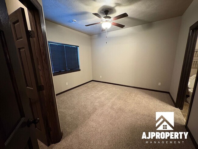 Building Photo - 9402 W Broek Dr