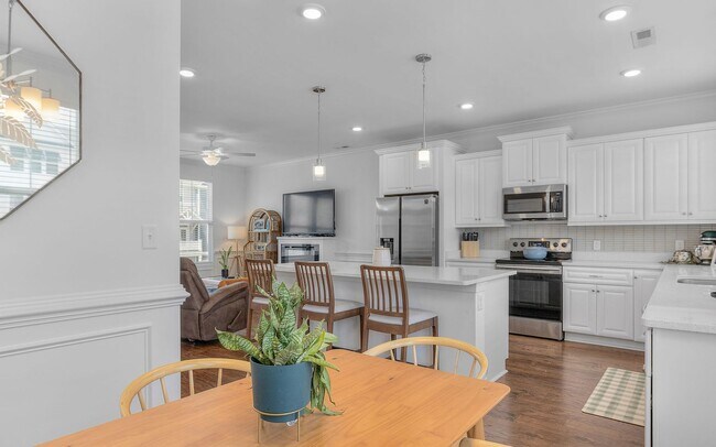 Building Photo - A MUST SEE!! 2-Bedroom Townhome In The Tern! Attached Garage - 400 Yards From Beaches - Dog Frien...