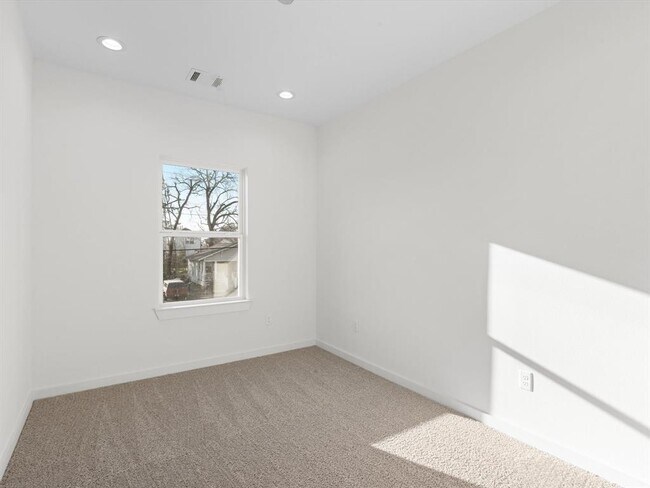 Building Photo - 5704 Elysian St