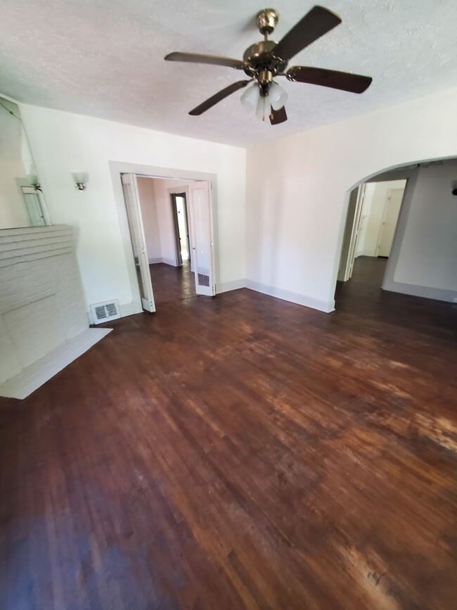 Building Photo - 306 Holbrook St