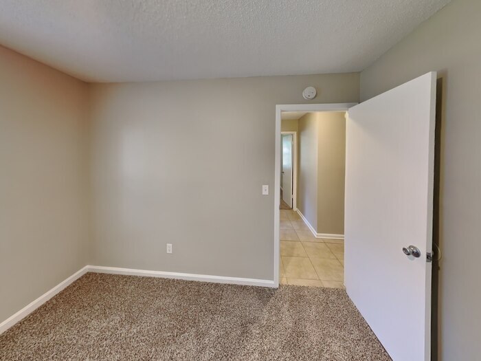 Building Photo - 950 Turtle Creek Dr S