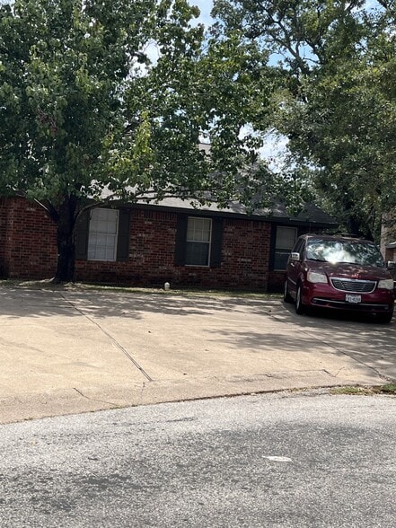 Newly refurbished duplex - 2116 Hidden Hollow Cir