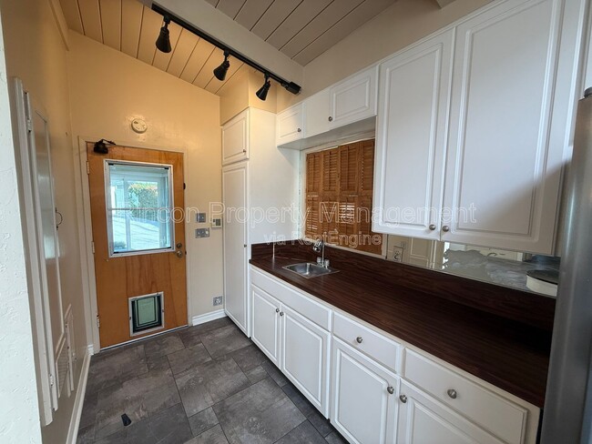 Building Photo - 3677 Willowick Dr