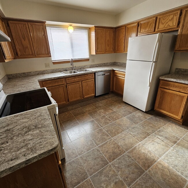 Building Photo - 2 Bedroom Upper Condo w/ Open Kitchen to Living Room Space. All Appliances Included along with Wa...