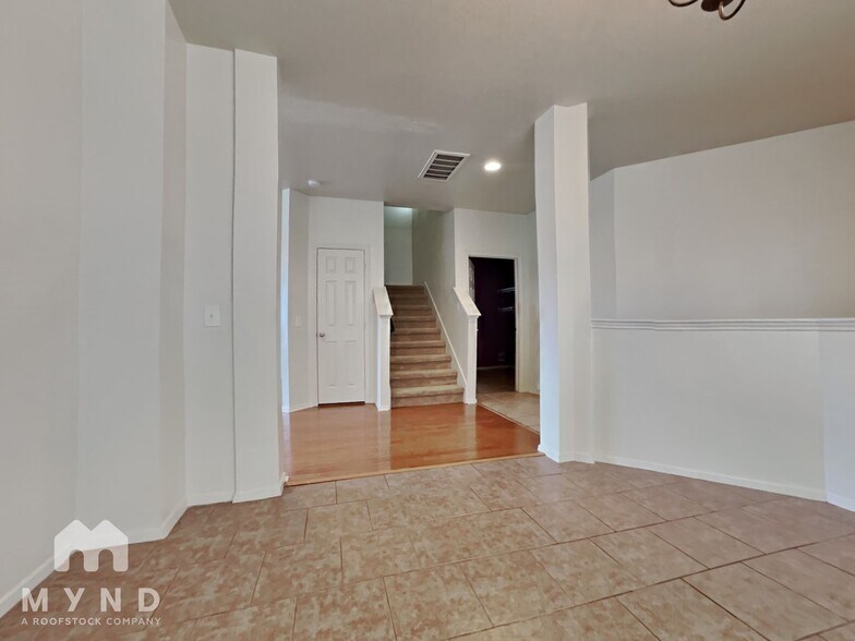 Building Photo - 3002 Edgewick Elm St