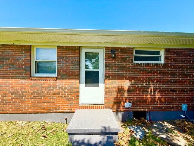 Building Photo - ***3 Bed Ranch with off-street parking and large yard!