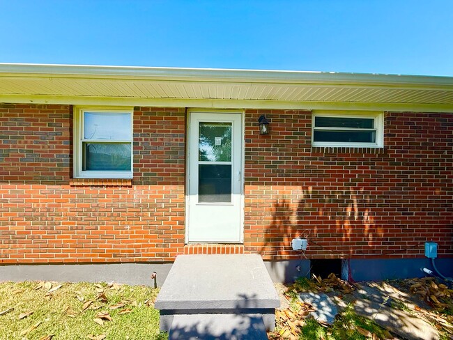 Building Photo - ***3 Bed Ranch with off-street parking and...