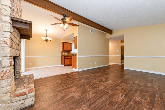 Building Photo - 1147 Royal Crest Dr