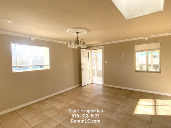 Building Photo - Great 4/2, all tile, close to Shops. Pets ...