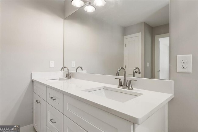 Building Photo - 2666 Davenport St