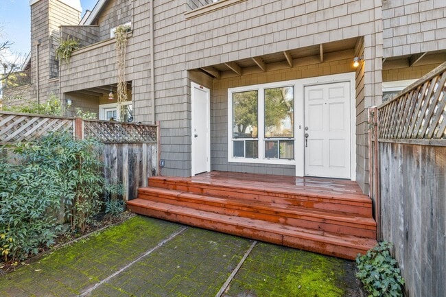 Building Photo - Bright 2 Bedroom 1.5 Bath Condo with Priva...