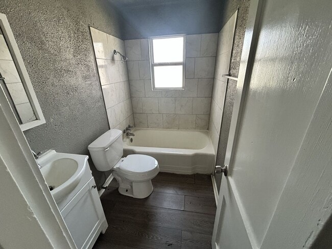 Building Photo - 2 bedroom home