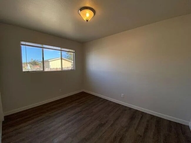 Building Photo - Sunny Seaside 3 Bedroom House -  December Move In Special $500 Off First Months Rent!