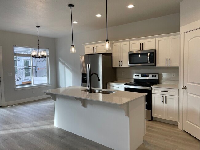 Building Photo - 3740 W