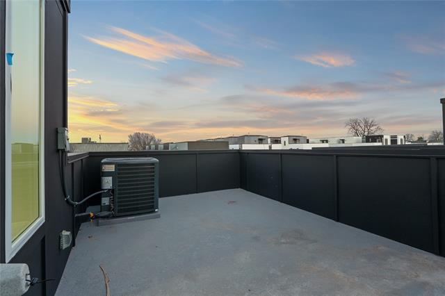 Building Photo - 2031 N Prairie Ave