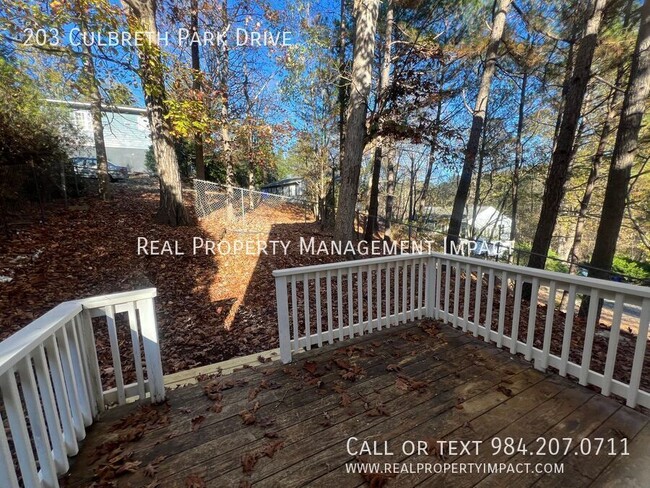 Building Photo - 3 Bedroom 1.5 Bath Hill Top Retreat minute...