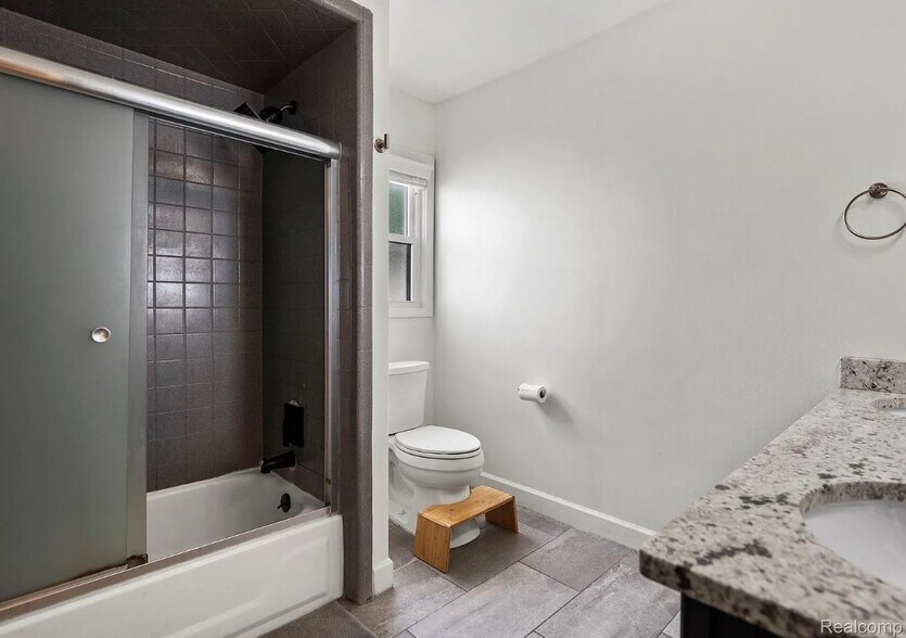 Main Floor Bathroom - 2204 Mahan St