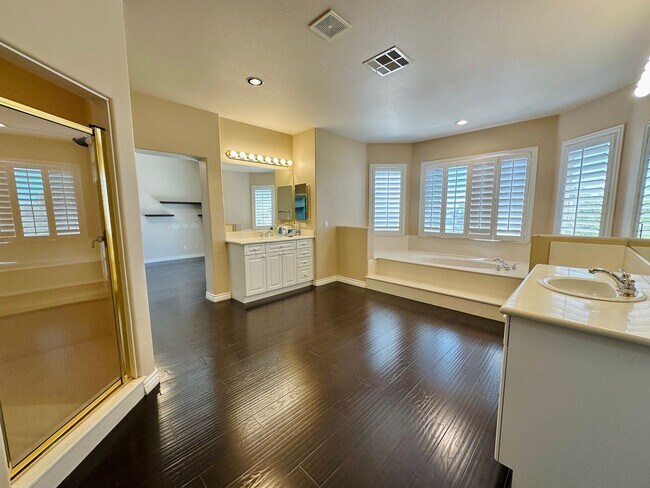 Building Photo - GORGEOUS 2 STORY HOME WITH A GRAND ENTRY &...