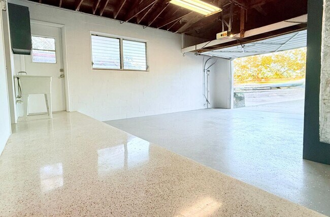 Building Photo - Beautiful Clearwater Home with Pool - 2bed|2bath WITH BONUS ROOM