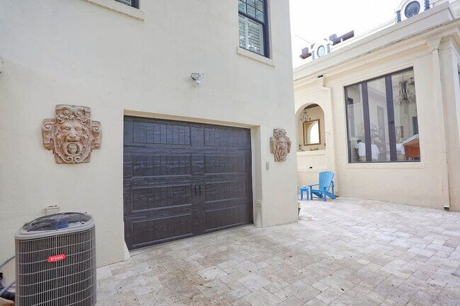 Building Photo - 916 Howard St