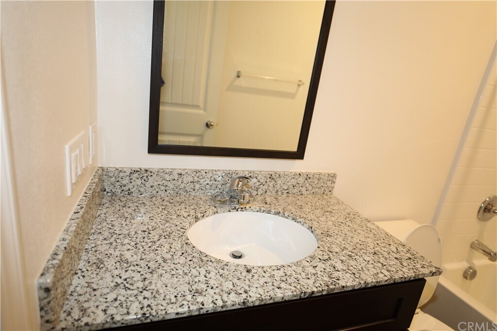 Building Photo - 1006 Peach Grv