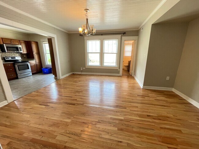 Building Photo - Stunning, renovated 7br home in the heart of Carrboro! Walk to downtown w/ ease, walk or bike to ...