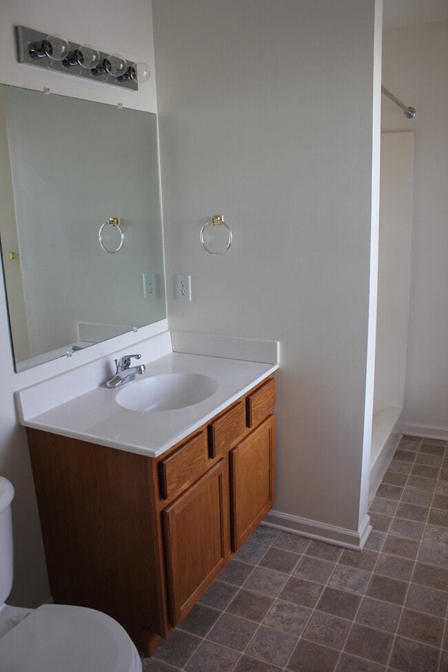 Building Photo - 3 Bedroom, 2.5 Bathroom Duplex for Rent with unfinished walkout basement