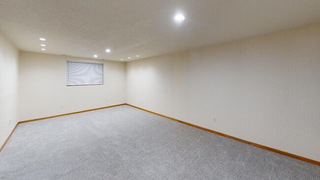 Building Photo - Spacious 4-Bed, 3-Bath Family Home with Fenced Yard and Attached Garage