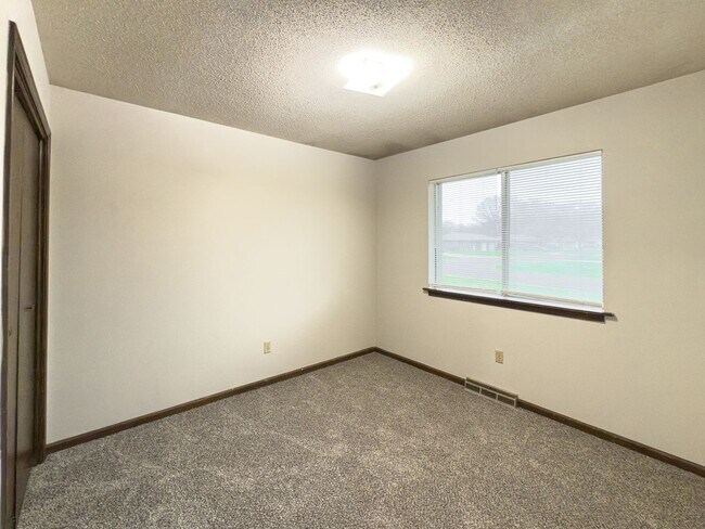 Building Photo - 2447-2447 E Heying Dr