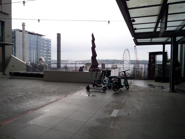 Building Photo - Adorable One Bedroom Seattle Condo in Unbeatable Location - Walk to Pike Place Market!