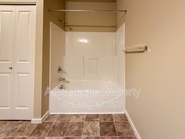 Building Photo - 523 Catron St N