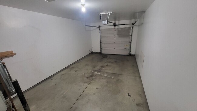 Building Photo - 562 NE Negus Loop